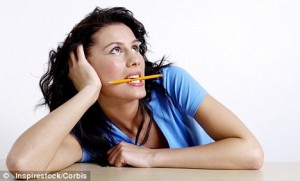 Девушка пишет письма на английском и кусает карандаш