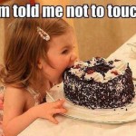 Девочка кушает торт